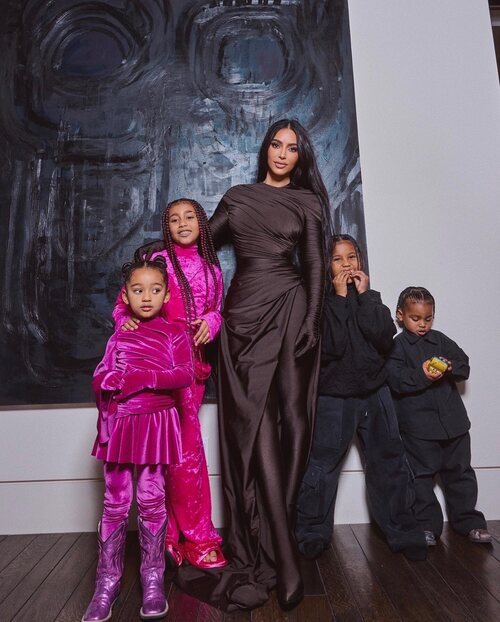 Kim Kardashian y sus cuatro hijos, todos vestido de Balenciaga, en Nochebuena