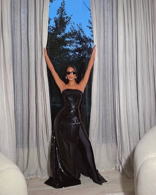 Kim Kardashian con un segundo look de Balenciaga para la boda de su amigo Simon Huck