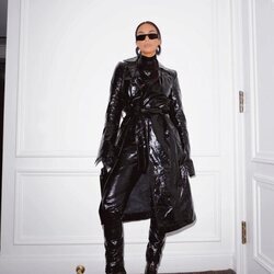 Kim Kardashian con un total look de Balenciaga efecto piel en Nueva York