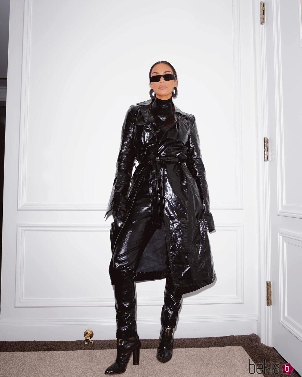 Kim Kardashian con un total look de Balenciaga efecto piel en Nueva York