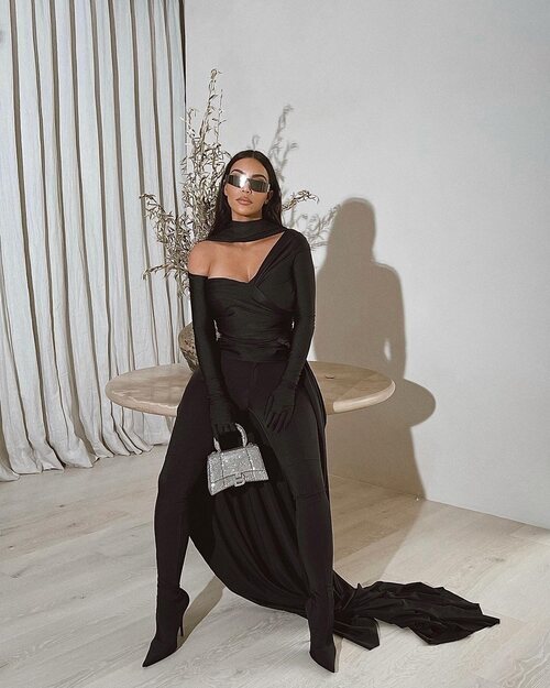 Kim Kardashian de Balenciaga para el 50 cumpleaños de Jeff Leatham