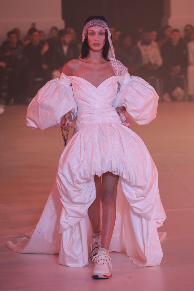 Bella Hadid en el desfile otoño/invierno 2022/2023 de Off-White en la Semana de la moda de París