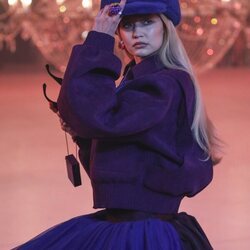 Gigi Hadid en el desfile otoño/invierno 2022/2023 de Off-White en la Semana de la moda de París