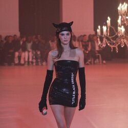 Kendall Jenner en el desfile otoño/invierno 2022/2023 de Off-White en la Semana de la moda de París