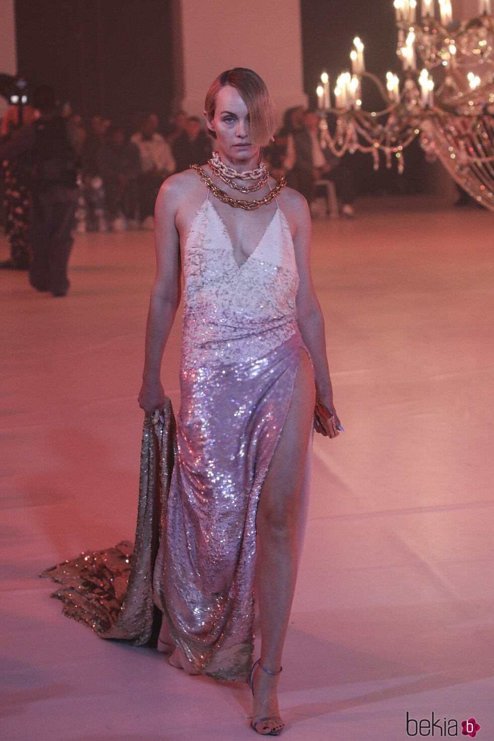 Amber Valletta en el desfile otoño/invierno 2022/2023 de Off-White en la Semana de la moda de París