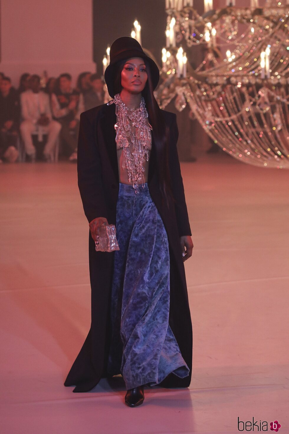 Naomi Campbell en el desfile otoño/invierno 2022/2023 de Off-White en la Semana de la moda de París