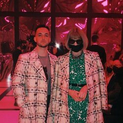 C. Tangana y Anna Wintour en el desfile otoño/invierno 2022 de Gucci con el mismo abrigo