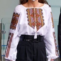 La Reina Letizia con una blusa de inspiración tradicional ucraniana