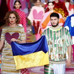 Omar Montes y Ágatha Ruiz de la Prada rinden homenaje a Ucrania en el desfile de la marca