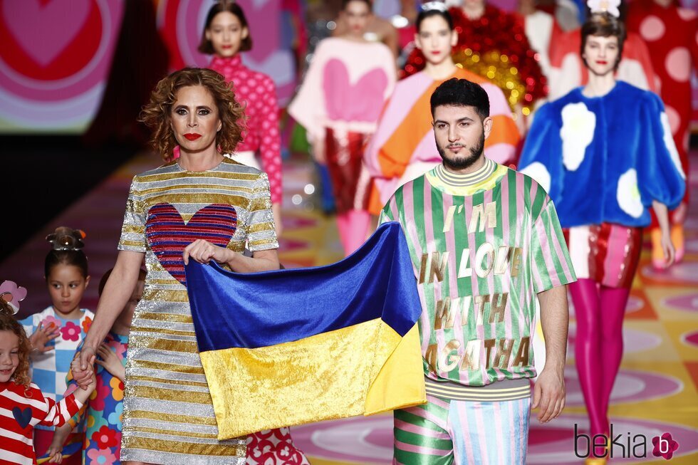 Omar Montes y Ágatha Ruiz de la Prada rinden homenaje a Ucrania en el desfile de la marca