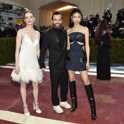 Emma Stone, Nicolas Ghesquiere y  Hoyeon Jung de Louis Vuitton en la MET Gala 2022