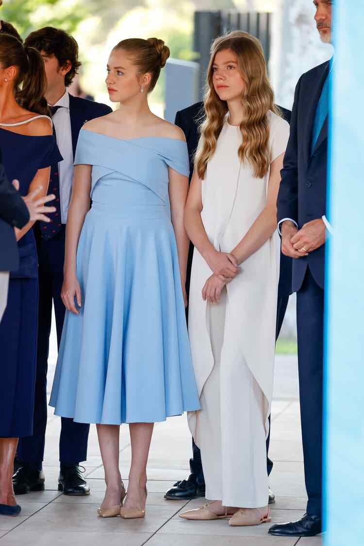 La Princesa Leonor y la Infanta Sofía con dos looks opuestos en los premios Princesa de Girona 2022