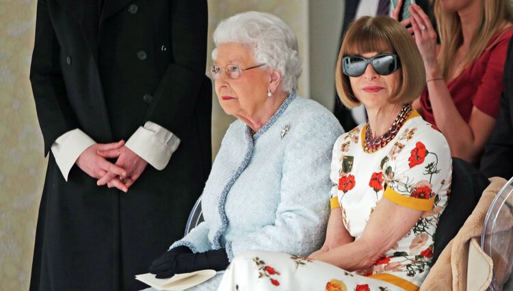 La Reina Isabel II junto a Anna Wintour en un desfiles Richard Quinn durante la Semana de la Moda de Londres 2018