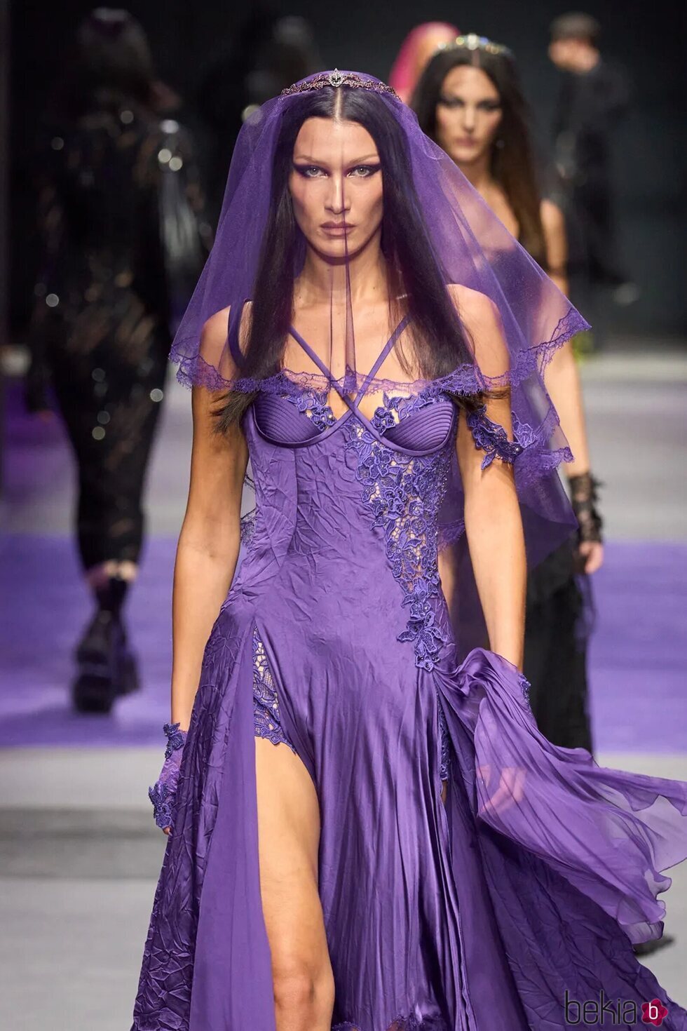 Bella Hadid desfilando para Versace en su colección primavera/verano 2023