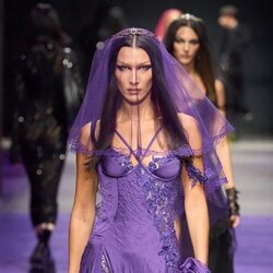 Bella Hadid desfilando para Versace en su colección primavera/verano 2023