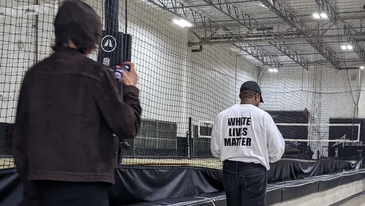 Kanye West vistiendo la camiseta 'White Lives Matters'
