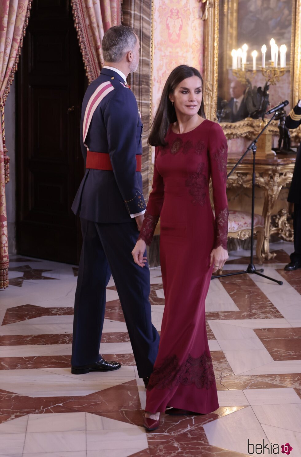 La Reina Letizia con un vestido de Felipe Varela en la Pascua Militar 2023
