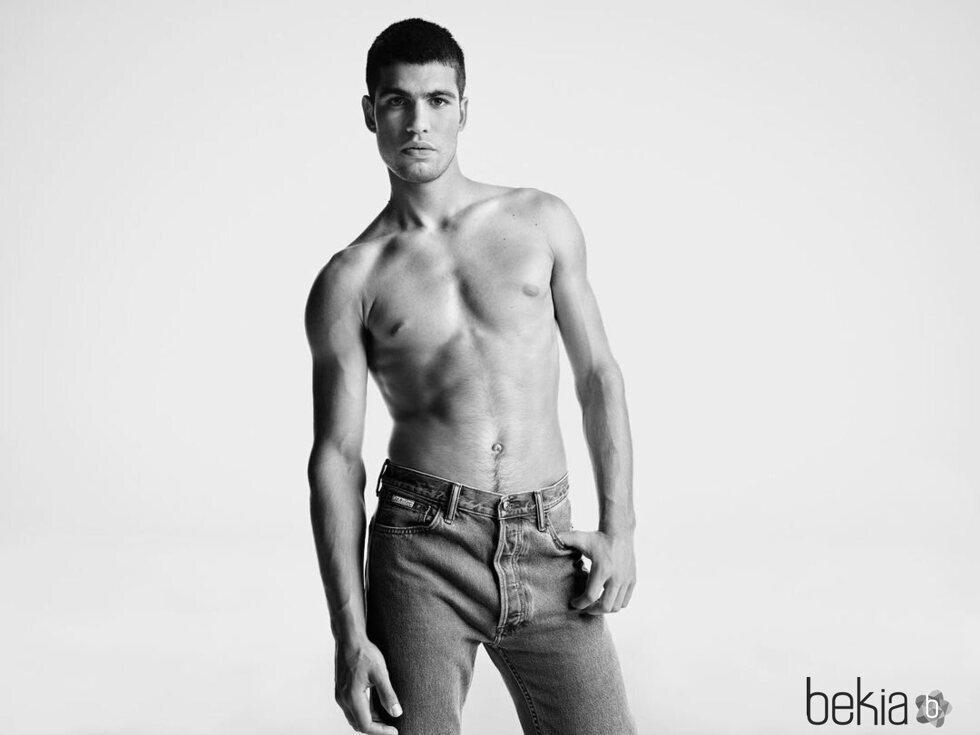 Carlos Alcaraz posando en la campaña de Calvin Klein