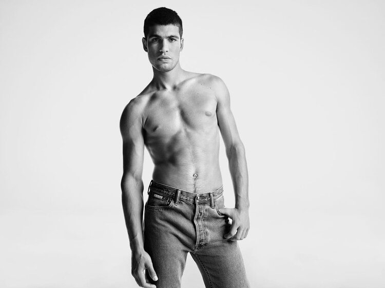 Carlos Alcaraz posando en la campaña de Calvin Klein