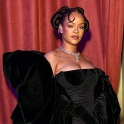 Rihanna, de Schiaparelli Alta Costura en los Globos de Oro 2023