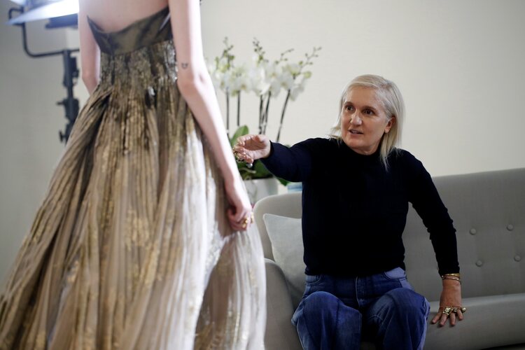 Maria Grazia Chiuri durante un fitting de la colección Alta Costura de Dior 2021