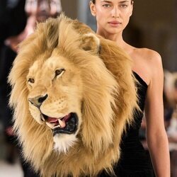 Irina Shayk con el vestido león Alta Costura otoño/invierno 2023 de Schiaparelli