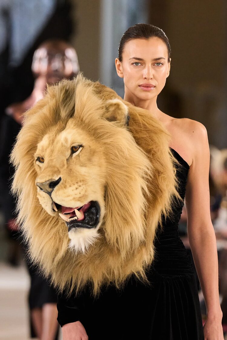 Irina Shayk con el vestido león Alta Costura otoño/invierno 2023 de Schiaparelli