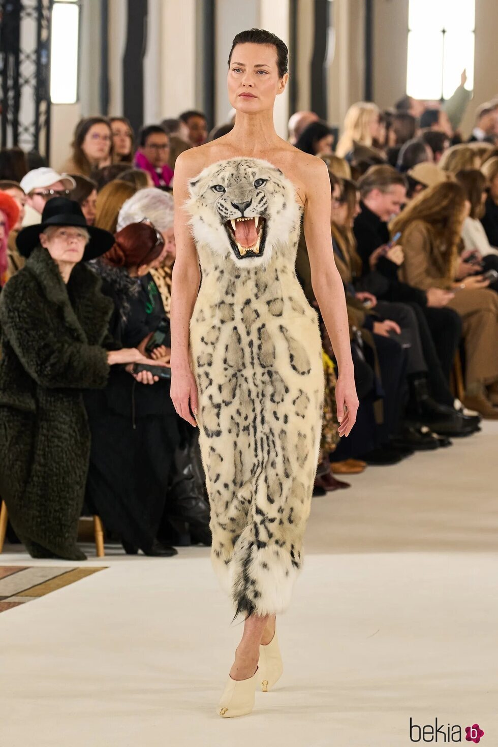 Shalom Harlow con el vestido leopardo Alta Costura otoño/invierno 2023 de Schiaparelli