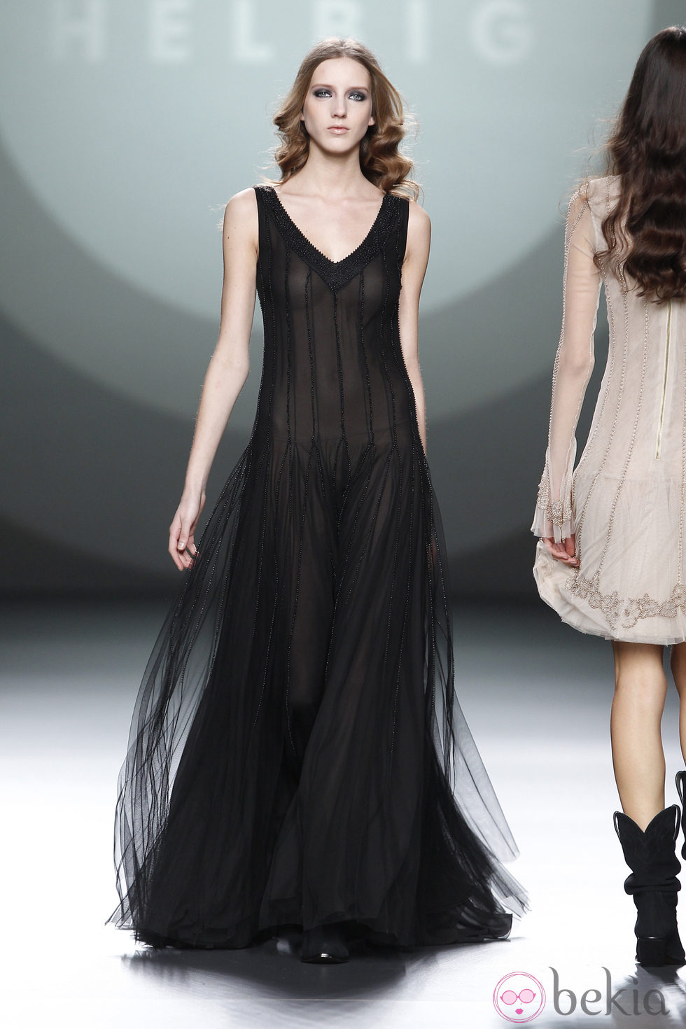 Vestido largo negro con transparencias de Teresa Helbig en Fashion Week Madrid