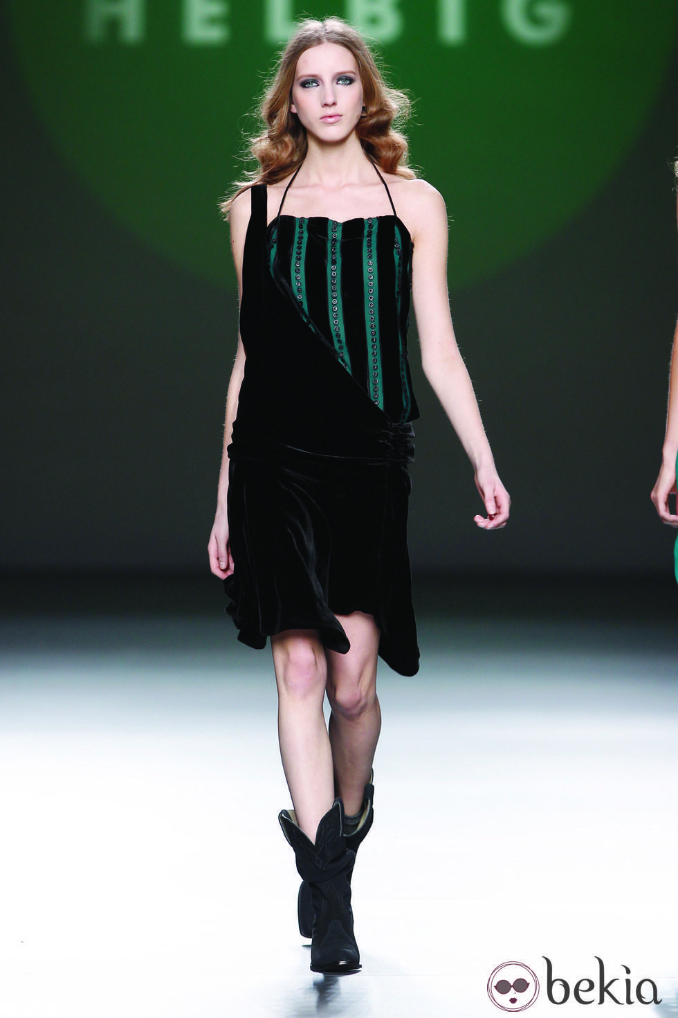 Vestido en terciopelo negro y verde de la colección otoño/invierno 2012/2013 de Teresa Helbig