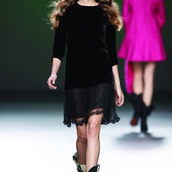 Vestido en terciopelo negro de la colección otoño/invierno 2012/2013 de Teresa Helbig