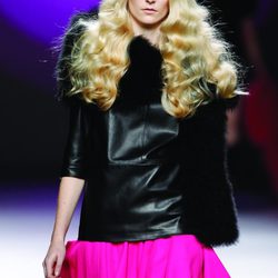 Top de cuero negro con falda fucsia de volante de la colección otoño/invierno 2012/2013 de Teresa Helbig