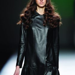 Vestido de cuero negro de la colección otoño/invierno 2012/2013 de Teresa Helbig