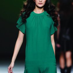 Vestido verde con volante tableado de la colección otoño/invierno 2012/2013 de Teresa Helbig