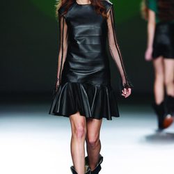 Vestido de cuero negro tableado de la colección otoño/invierno 2012/2013 de Teresa Helbig