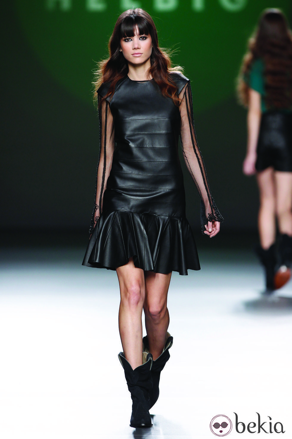 Vestido de cuero negro tableado de la colección otoño/invierno 2012/2013 de Teresa Helbig