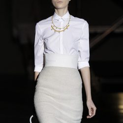 Camisa blanca y falda tubo de la colección otoño/invierno 2012/2013 de Davidelfin