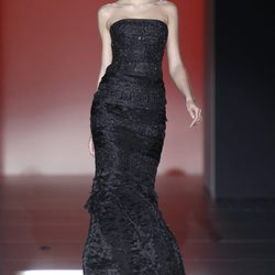 Vestido negro de corte sirena de Hannibal Laguna en Fashion Week Madrid