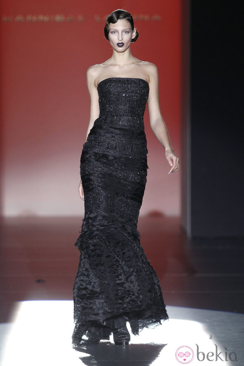 Vestido negro de corte sirena de Hannibal Laguna en Fashion Week Madrid