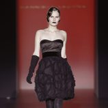 Vestido palabra de honor con vuelo de Hannibal Laguna en Fashion Week Madrid