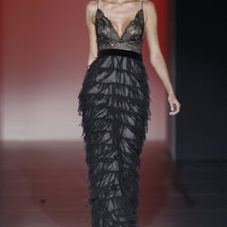 Vestido negro largo con plumas de Hannibal Laguna en Madrid Fashion Week