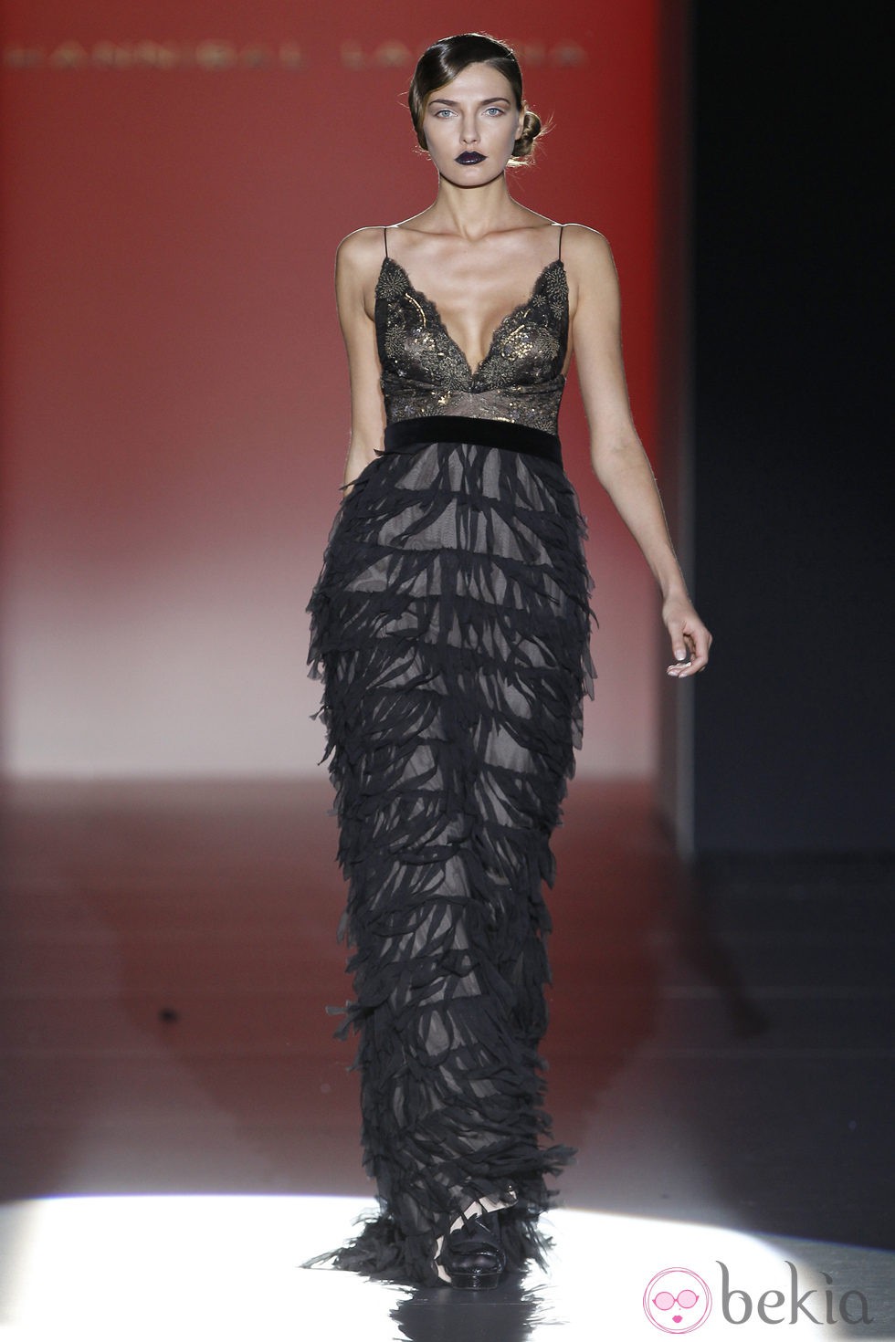Vestido negro largo con plumas de Hannibal Laguna en Madrid Fashion Week