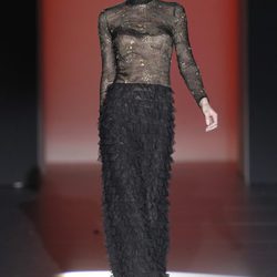 Vestido negro con encaje y volantes de Hannibal Laguna en Fashion Week Madrid
