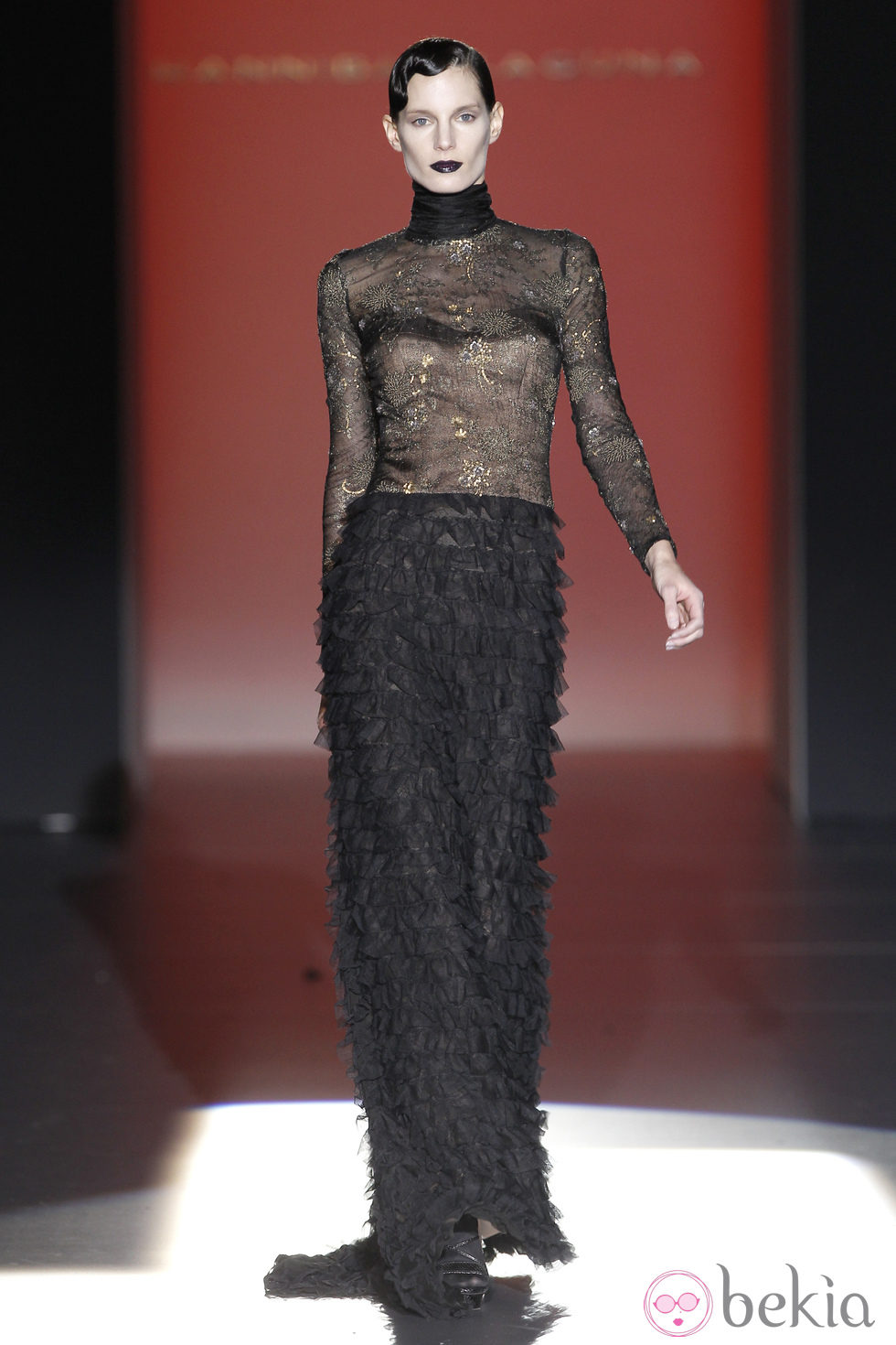Vestido negro con encaje y volantes de Hannibal Laguna en Fashion Week Madrid