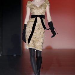 Vestido color champagne con lazo negro de Hannibal Laguna en Madrid Fashion Week
