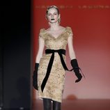 Vestido color champagne con lazo negro de Hannibal Laguna en Madrid Fashion Week