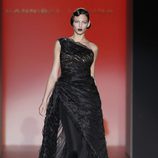 Vestido negro asimétrico de la colección otoño/invierno 2012/2013 de Hannibal Laguna