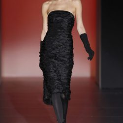 Vestido negro palabra de honor de Hannibal Laguna en Fashion Week Madrid