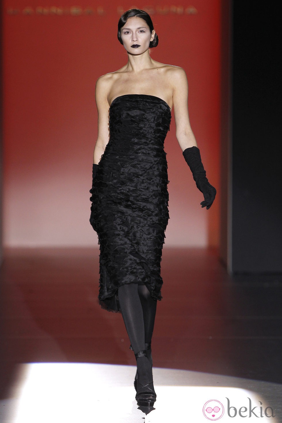Vestido negro palabra de honor de Hannibal Laguna en Fashion Week Madrid