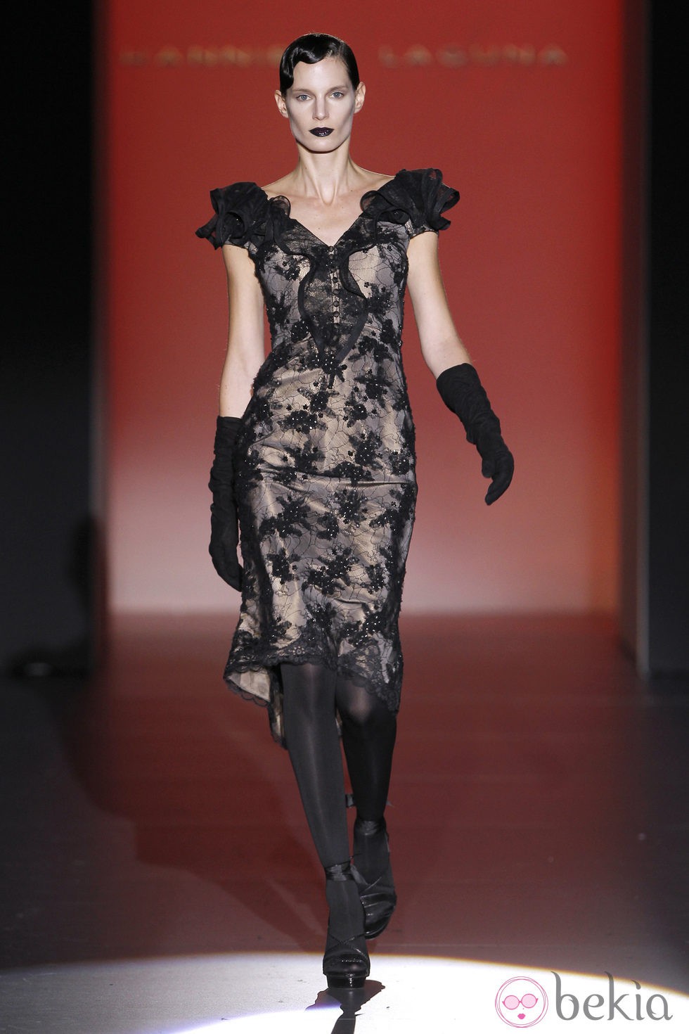 Vestido corto de encaje de Hannibal Laguna en Fashion Week Madrid